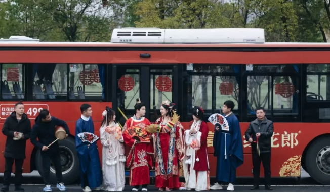 新余公交:公交車(chē)變身婚車(chē) 開(kāi)往“下一站幸?!? onmousewheel=